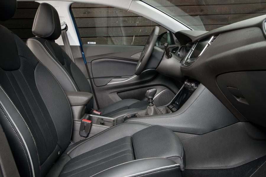 Интерьер Vauxhall Grandland X Turbo 2017 года  (фото 6 из 17)